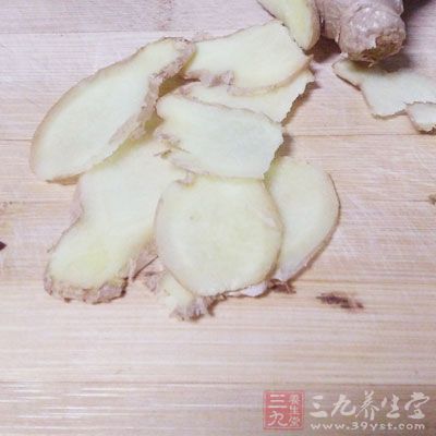 鲜生姜切片炒热敷于膝上，两个晚上后再将陈小麦打碎，炒热包之