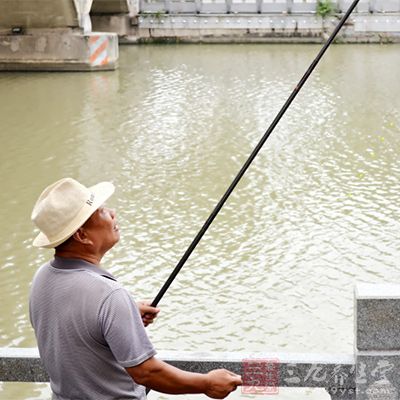 夏季的早晨和傍晚的气温和水温都比较的适合，这是鱼儿吃食的佳水温