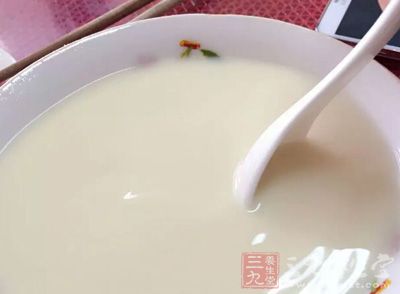 食物應(yīng)從稀到稠，從細到粗，從流質(zhì)到半流質(zhì)再到固體食物