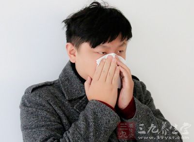 感冒患者擤鼻涕、挖鼻孔时病毒粘在手上，通过握手、毛巾、桌椅等传播