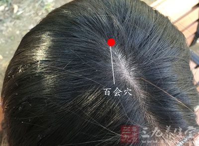 在感到頭重、頭昏腦脹時(shí)，稍微強(qiáng)力的指壓叫“百會(huì)”的穴位