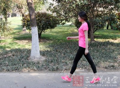 为夏天穿无袖衣服露出腋毛而感到苦恼 为夏天穿无袖衣服露出腋毛而感到苦恼