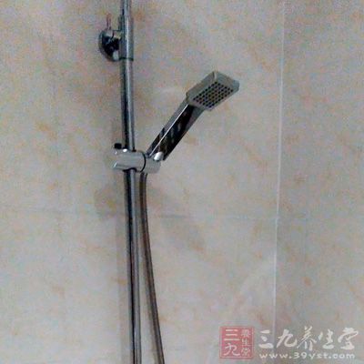 运动出汗后立即洗澡的危害 运动出汗后立即洗澡的危害