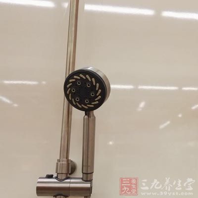 许多运动员在练习或比赛后立即去洗澡 许多运动员在练习或比赛后立即去洗澡