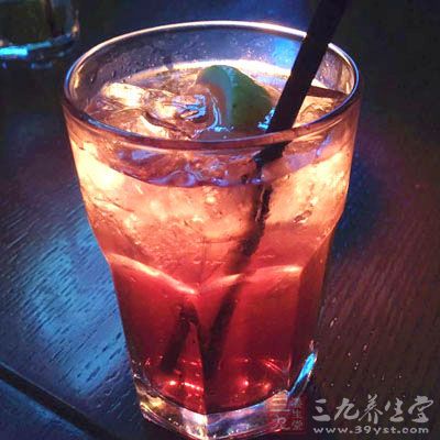 長(zhǎng)時(shí)間喝碳酸飲料帶來(lái)的傷害是遠(yuǎn)遠(yuǎn)大于這樣的好處