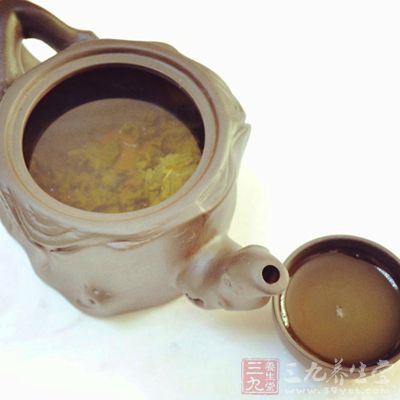 茶水中的茶多酚会进一步氧化，使茶水颜色加深