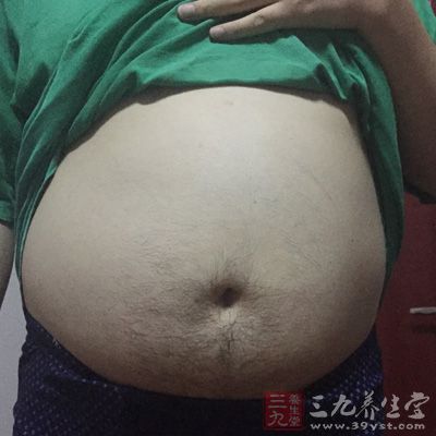 现在的很多男性和都会出现啤酒肚