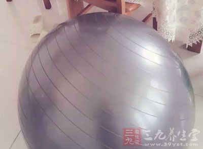瑜伽球的好处 瑜伽球伴你快乐减肥每一天