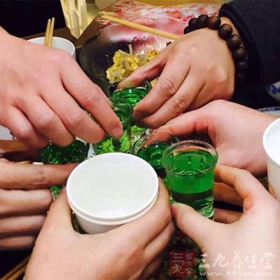 喝太多的酒会使你的血压升高