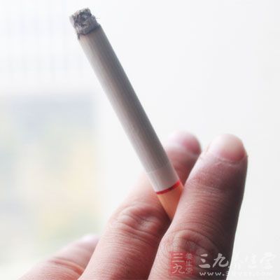 虽然吸烟与高血压没有直接联系，但烟中的尼古丁收缩血管，使血压升高