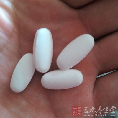 手术、放射性碘、治疗甲亢药物等，治疗不当