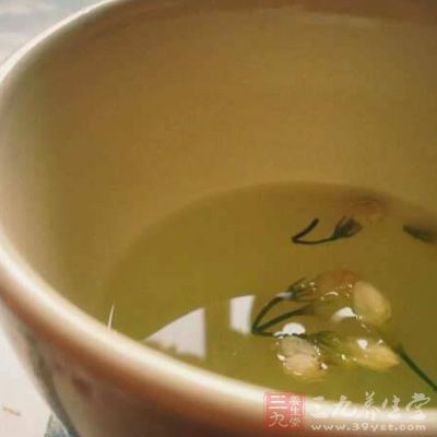 能喝到鮮爽濃醇花茶味時(shí)，再看茶湯是黃綠明亮的