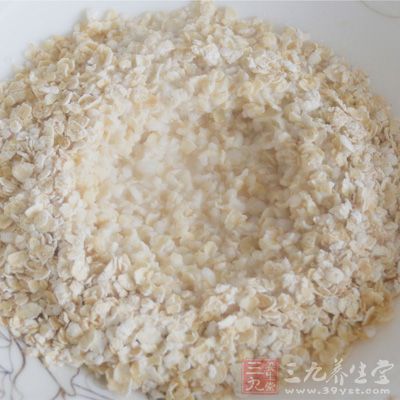 燕麥還具有很強(qiáng)的飽腹感，吃一點(diǎn)就會(huì)感覺肚子很撐