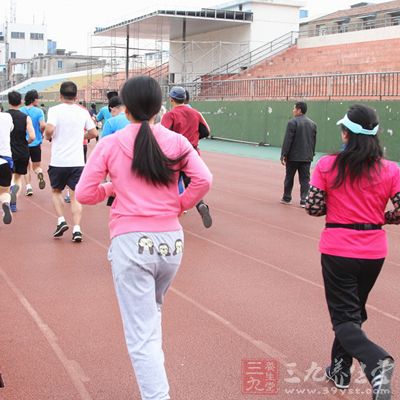 14岁女生校内训练跑步倒地死亡