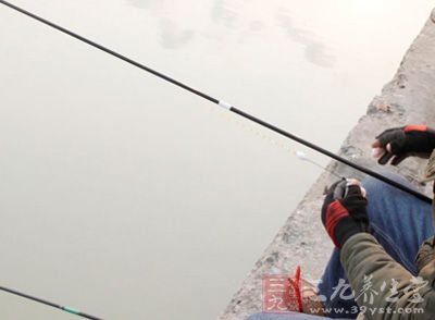 夏季钓鱼 初夏水库垂钓需要掌握的四个技巧