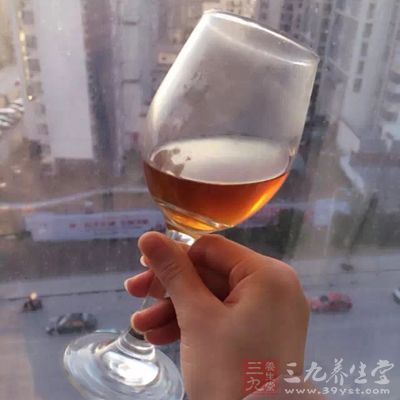 酒精对于人的神经系统有着麻痹与抑制作用