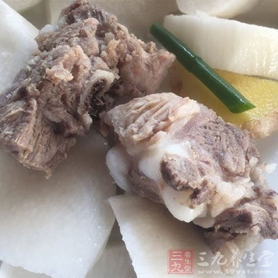 孕媽媽平時(shí)要注意多吃含鈣豐富的食物，如芝麻、牛奶、排骨