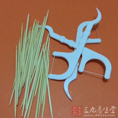以45度角进入牙间隙,尖端指向咬合面方向 以45度角进入牙间隙,尖端指向咬合面方向