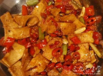 烧热香油,爆香花椒,将花椒油淋在豆腐上即可 烧热香油,爆香花椒,将花椒油淋在豆腐上即可