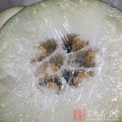 月經(jīng)期間盡量不要生吃屬性偏涼的食物，例如蟹，田螺，冬瓜