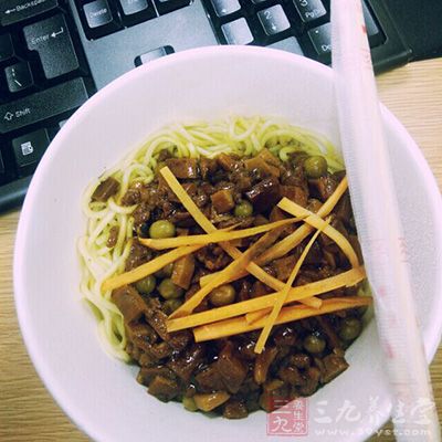 熬夜时久坐在书桌或电脑前，不但肩颈容易僵硬酸痛