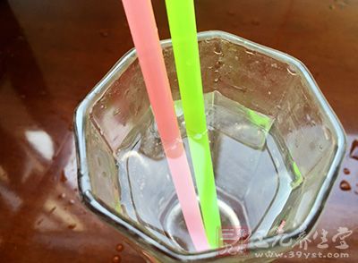 女人喝饮料别再用吸管了 危害极大 女人喝饮料别再用吸管了 危害极大