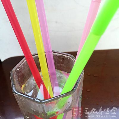 识别:三个步骤辨别劣质吸管 识别:三个步骤辨别劣质吸管
