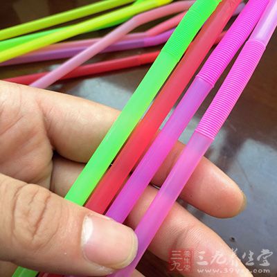 一次性吸管是我们生活中平常不过的东西 一次性吸管是我们生活中平常不过的东西