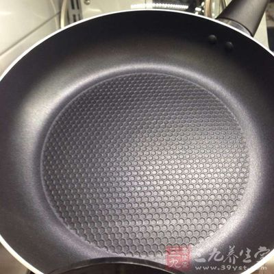 锅烧热，烧干刷锅残留的水后放入适量花生油