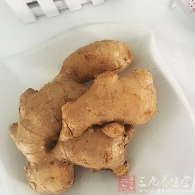 生姜30克，红糖适量，先将生姜洗净，切片