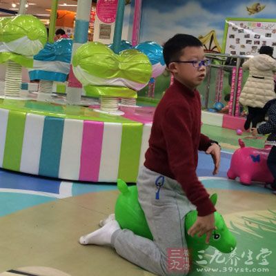 亞針對6歲兒童近視患病率試驗(yàn)發(fā)現(xiàn)，每日累計(jì)3小時(shí)戶外活動(dòng)的孩子