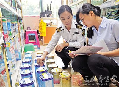 小超市里有猫腻 仓库查出无中文标签奶粉