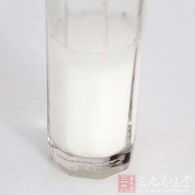 蛋黄2个，淡奶油125ml，牛奶250ML，抹茶粉5G