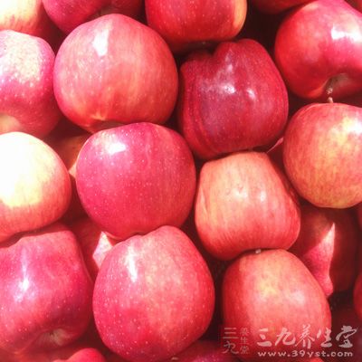 紅蘋果1個(gè)，紅莓干適量，檸檬汁1大勺