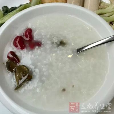 如绿豆粥、金银花粥、薄荷粥、莲子粥、荷叶粥、莲藕粥等。