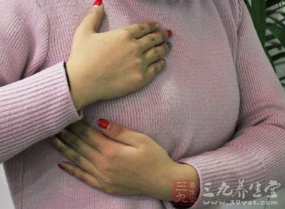 乳頭皸裂后，當(dāng)嬰兒吮吸時，會覺得乳頭發(fā)生銳痛、會出血，滲出，并結(jié)黃痂