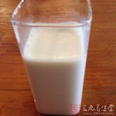 食用过多的含乳糖的食物比如牛奶等等，就会造成宝宝无法消化牛奶中的乳糖