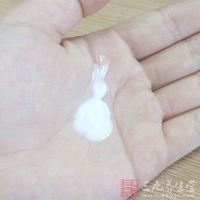 用温水加上洁面乳或卸妆液彻底清洗面部