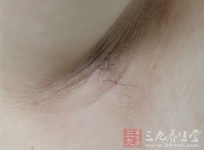 女生的腋毛刮掉后感到有点疼