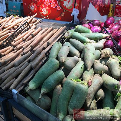 农药分解是一个化学反应，化学反应的速度受温度影响很大