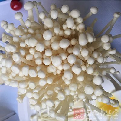 研究发现，金针菇能有效地增强人体的生物活性