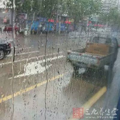 南方地区阴雨天或者有浓雾的天气比较多