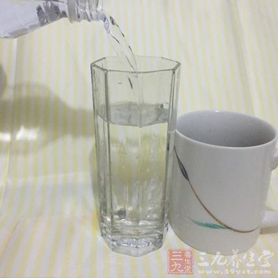 加适量水溶解，并稀释至500毫升