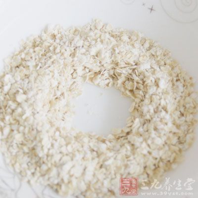 燕麦含有两种膳食纤维，可以起到降胆固醇、通便和增加饱腹感的作用