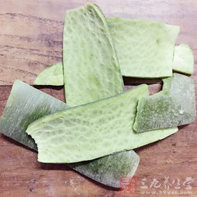 萝卜皮含有植物纤维，吸水性强，在肠道中体积容易膨胀