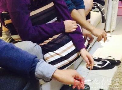 中年以上的人,尤其是男性吸烟者应注意肺癌的可能性 中年以上的人,尤其是男性吸烟者应注意肺癌的可能性