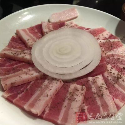 怎样丰胸呢?怎样丰胸呢?牛肉、瘦肉等含有高蛋白质