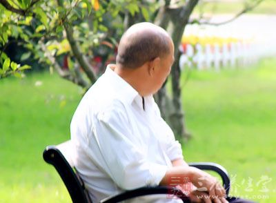 患肢小腿外侧和足背常有麻木及感觉减退