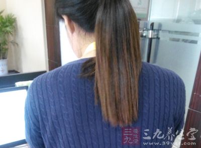 由滴虫引起的炎症可见白带黄色，质地稀薄，有泡沫