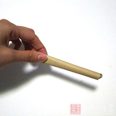 大椎可以使用单眼艾灸盒背在大椎部位